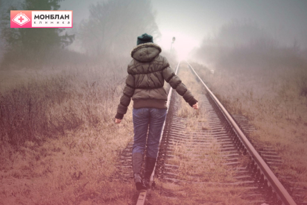 Девушка ходит по железной дороге